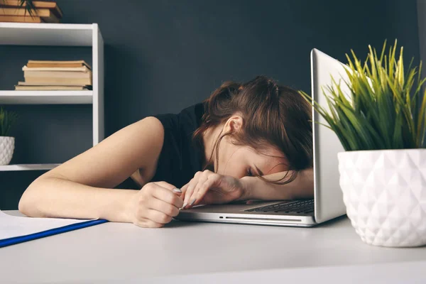 Mujer aburrida y soñolienta cansada. Trabajadora de oficina durmiendo en su escritorio . — Foto de Stock