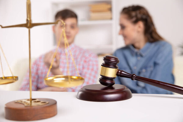 Судья молоток, принимающий решение о разводе
