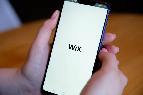 Tula, Rusia - 25 Maret 2019: Wix pada tampilan telepon . — Stok Foto