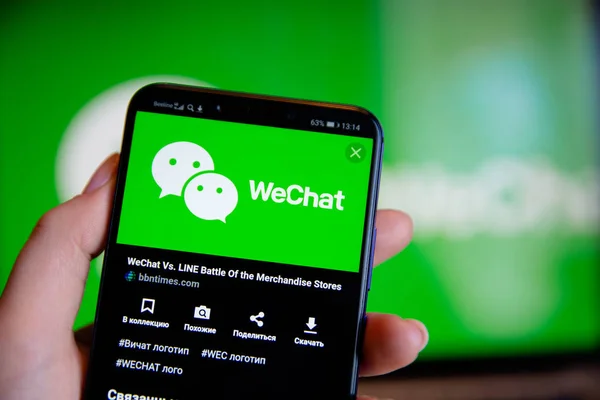 Тула, Россия - 25 марта 2019 года: WeChat на дисплее телефона . — стоковое фото