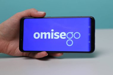 Tula, Rusya-Mayıs 12, 2019: Omisego telefon ekranında.