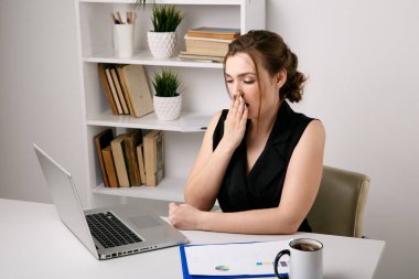 Yorgun femle işçi uykuda duygu. Ofiste esneyen kadın.