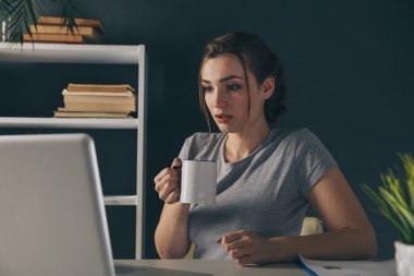 İş kadını ofise geç saatlere kadar çalışıyor. Gece yorgun ve stresli işçi.