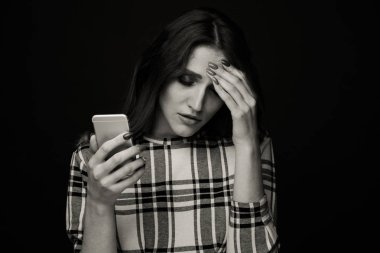 Üzgün genç olmak kurban arasında siber zorbalık online oturan üzerinde bir kanepe içinde the oturma oda at