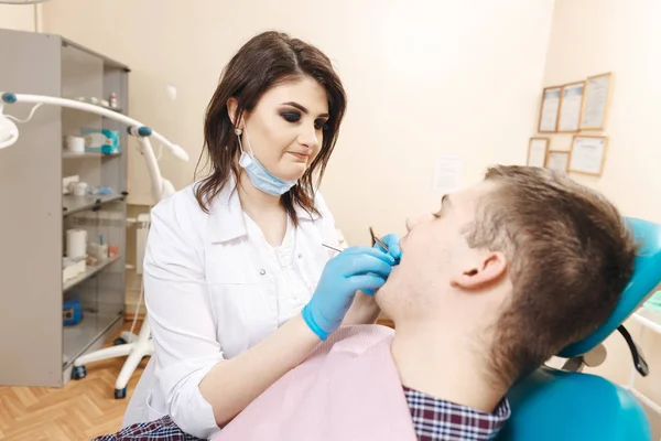 Dentysta i pacjent w gabinecie lekarskich. — Zdjęcie stockowe
