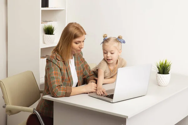 Moeder en dochter spelen computer samen thuis. — Stockfoto