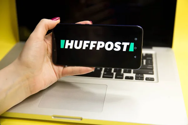 Tula, Rusia - JANUARY 29, 2019: Logo HuffPost ditampilkan pada smartphone — Stok Foto