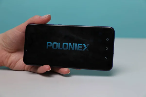 Tula, Rusko-Květen 12, 2019: Poloniex na displeji telefonu. — Stock fotografie