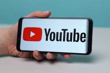Tula, Rusya-Mayıs 12, 2019: YouTube telefon ekranında.