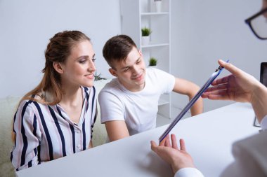 Ipotek documating sürecinde genç çift.