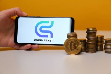 Tula, Rusya - 12 Mayıs 2019: Coinmarket telefon ekranında.