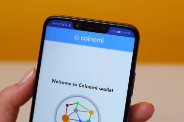 Tula, Rusya-Mayıs 12, 2019: Coinomi cüzdan telefon ekranında.