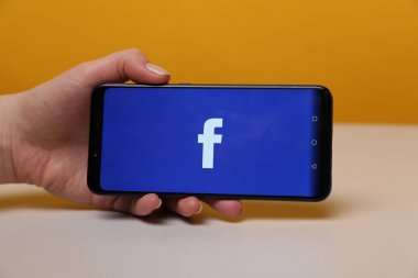 Tula, Rusya-Mayıs 12, 2019: Facebook telefon ekranında.