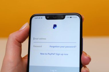 Tula, Rusya-Mayıs 12, 2019: PayPal telefon ekranında.