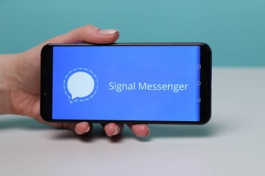 Tula, Rusya-Mayıs 12, 2019: Signal Messenger Telefon ekranında.