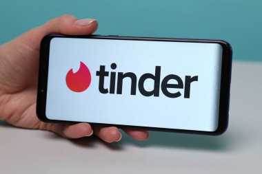 Tula, Rusya-Mayıs 12, 2019: telefon ekranında Tinder.