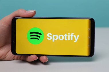 Tula, Rusya-Mayıs 12, 2019: Spotify telefon ekranında.
