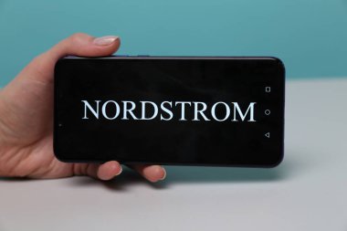 Tula, Rusya-Mayıs 12, 2019: Nordstrom telefon ekranında.