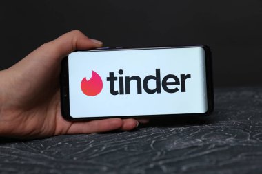 Tula, Rusya-Mayıs 12, 2019: telefon ekranında Tinder.