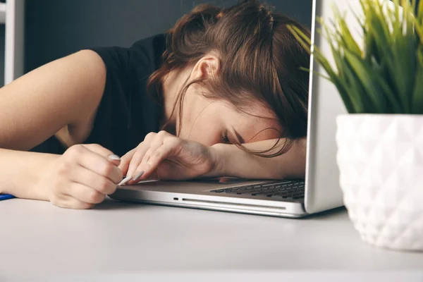 Mujer aburrida y soñolienta cansada. Trabajadora de oficina durmiendo en su escritorio . — Foto de Stock