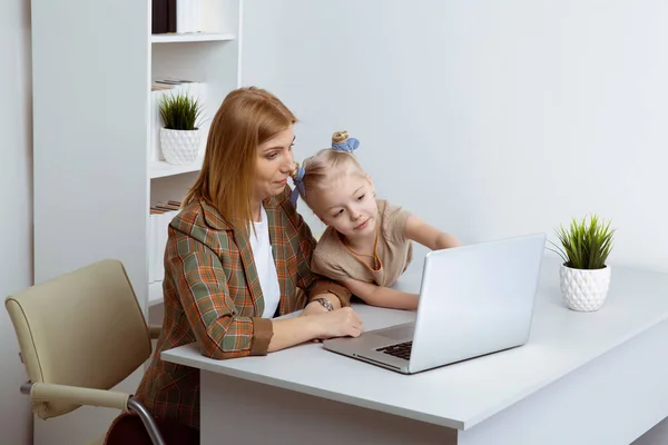 Vrouw met Kid met behulp van computer thuis samen. — Stockfoto