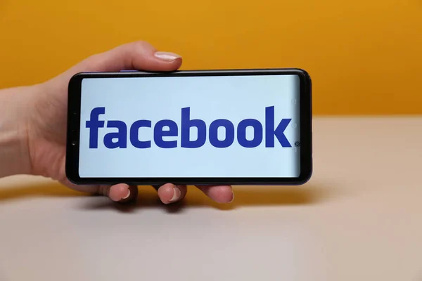 Tula, Rusia - 12 Mei 2019: Facebook on phone display . — Stok Foto