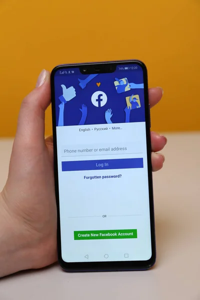 Tula, Rusia - 12 Mei 2019: Facebook on phone display . — Stok Foto