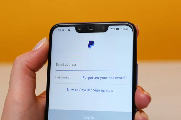 Tula, Russie - 12 mai 2019 : PayPal sur l'écran du téléphone . — Photo