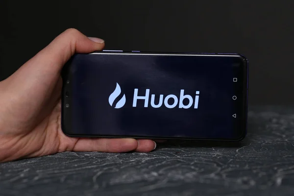 Tula, russland - 25. märz 2019: huobi auf telefon display. — Stockfoto