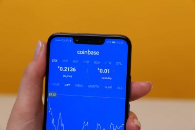 Tula, Rusya - 12 Mayıs 2019: Telefon ekranında coinbase.