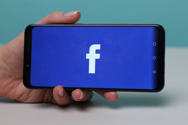 Tula, Rusya - 28 Kasım 2018: Facebook sosyal medya app logo iş kişi elinde akıllı cihazlar ekranda hareket eden app kütük-içinde kayıt kayıt sayfasında
