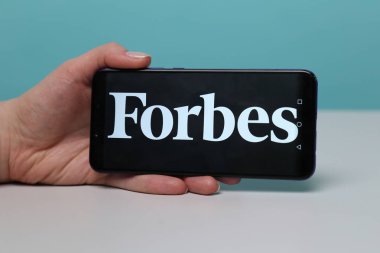 Tula, Rusya - 12 Mayıs 2019: Forbes telefon ekranında.