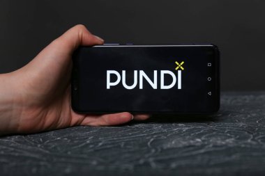 Tula, Rusya - 12 Mayıs 2019: Pundi telefon ekranında.
