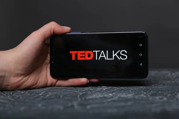 Tula, Rusia - 12 de mayo de 2019: Ted habla en la pantalla del teléfono . — Foto de Stock