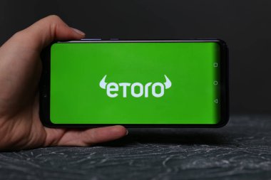 Tula, Rusya - 12 Mayıs 2019: etoro telefon ekranında.