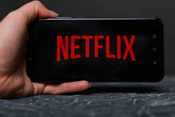 Tula, Rusia - 12 Mei 2019: Netflix pada tampilan telepon . — Stok Foto