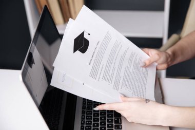 Öğrenim kredisi hesap makinesi ile ücret ya da öğrenci. Eğitim fiyat, üniversite ve giderleri kavramı tasarruf Fonu. Para ve kağıtları masaya. Bütçe hesaplama ve Finans planlama.