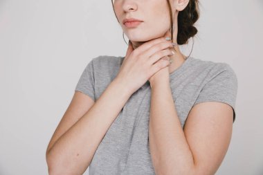 Boğaz. Kadın boğazında el ele tutuşuyor. Mide ekşimesi kavramı.