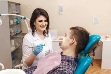 Doktor dolabında diş hekimi ve hasta.