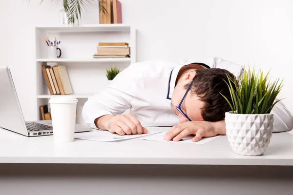 Uomo d'ufficio che dorme mentre lavora al computer . — Foto Stock