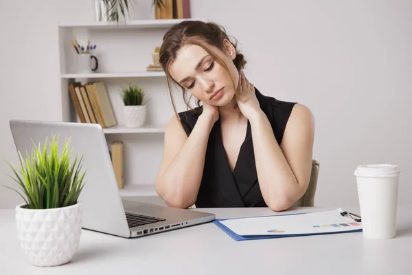 Una mujer en la oficina masacrándose el cuello. Trabajadora enferma . — Foto de Stock