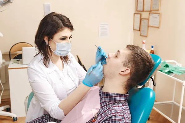 Proceso de odontología en la sala de dentistas . — Foto de Stock