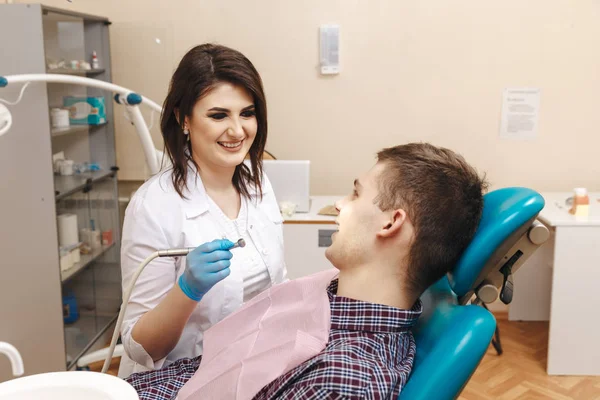 Dentista y paciente en el gabinete de médicos . — Foto de Stock