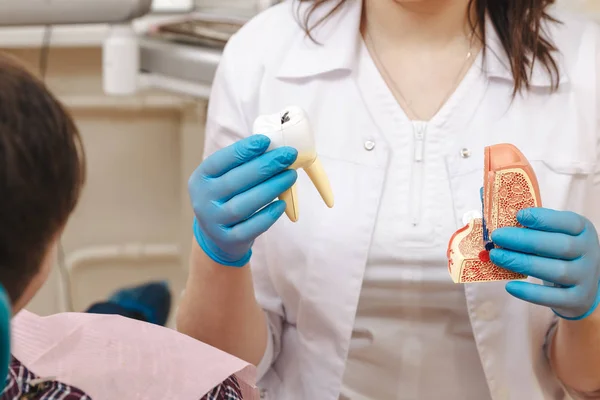 Médico con paciente en el gabinete del dentista . — Foto de Stock