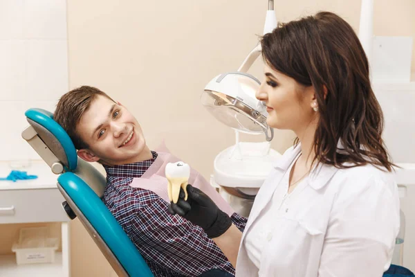 Dentista con paciente masculino en la sala dental . — Foto de Stock