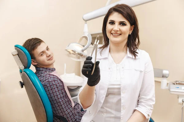 Taking oral care. Dentist and male patient in the dental room. — Stock Photo, Image