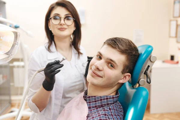 Cuidado oral. Dentista con paciente en la sala del dentista . — Foto de Stock