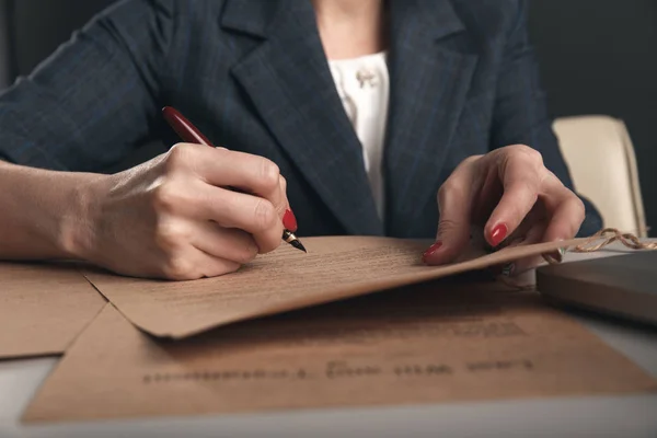 Close-upweergave van vrouw advocaat schrijven op documenten door pen. — Stockfoto