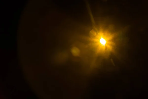 Abstract Natuurlijke zonnevlam op zwart — Stockfoto