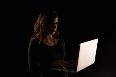 Depresif ve endişeli bir kadın bilgisayar la ağzını kapattı. Siber zorbalık kavramı.